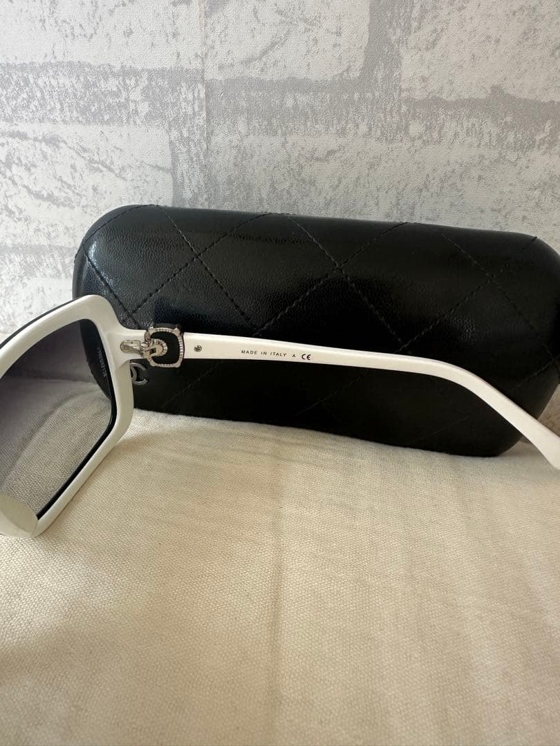 CHANEL サングラス ブラック/ホワイト