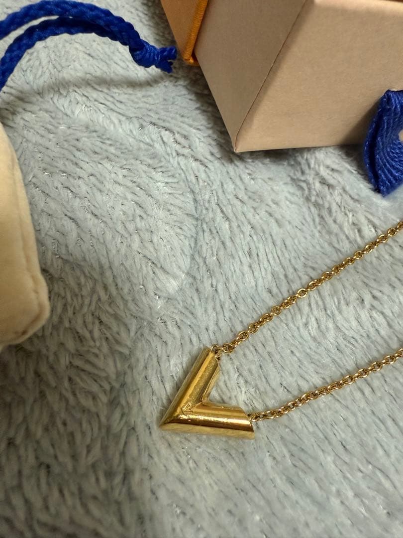 ルイヴィトン ネックレス ゴールド Vロゴ ユニセックス