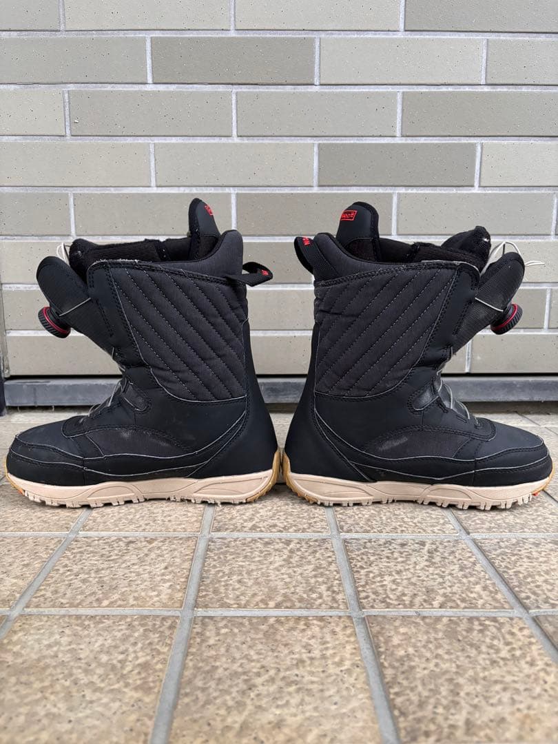 Burtonスノーボードブーツ 女性用 黒赤