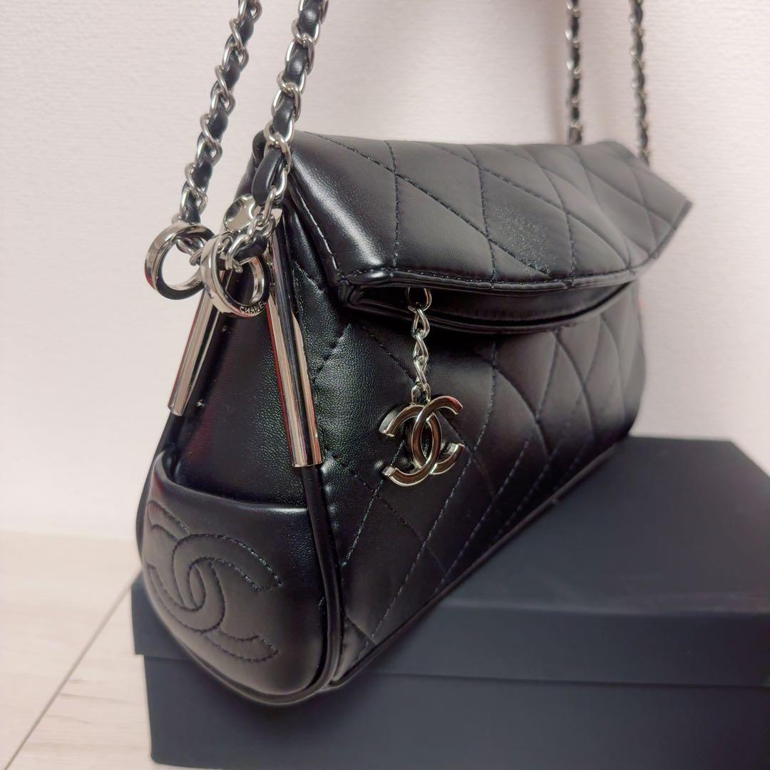 CHANEL ブラックレザー ショルダーバッグ ノベルティ チャーム
