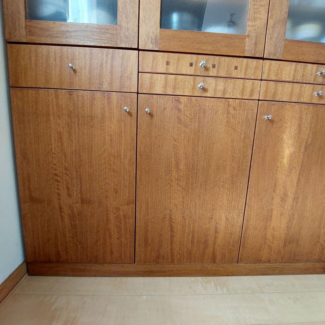 美品 幅115 高級 天然木 食器棚 トレー付き