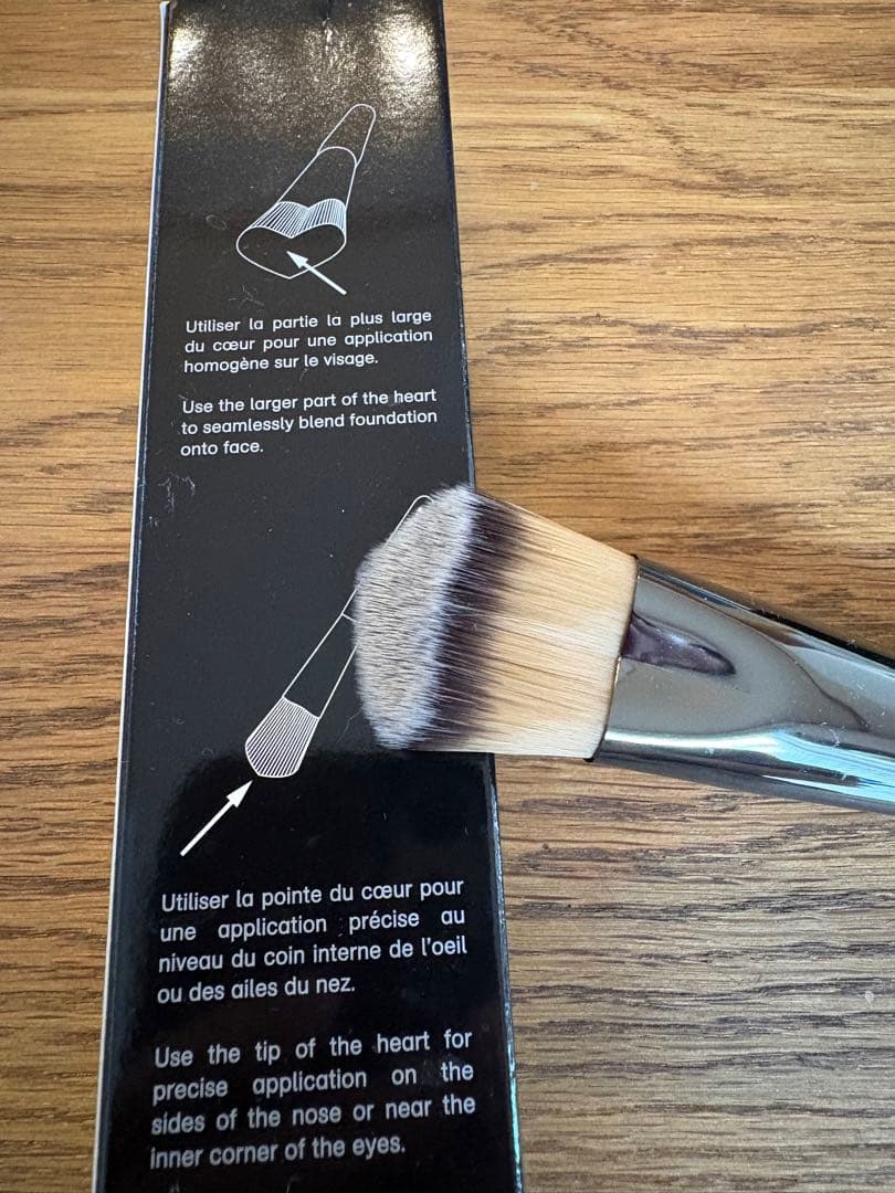 ジバンシィ　プリズム　リーブルグロウ セラム ファンデーション 0Cブラシセット