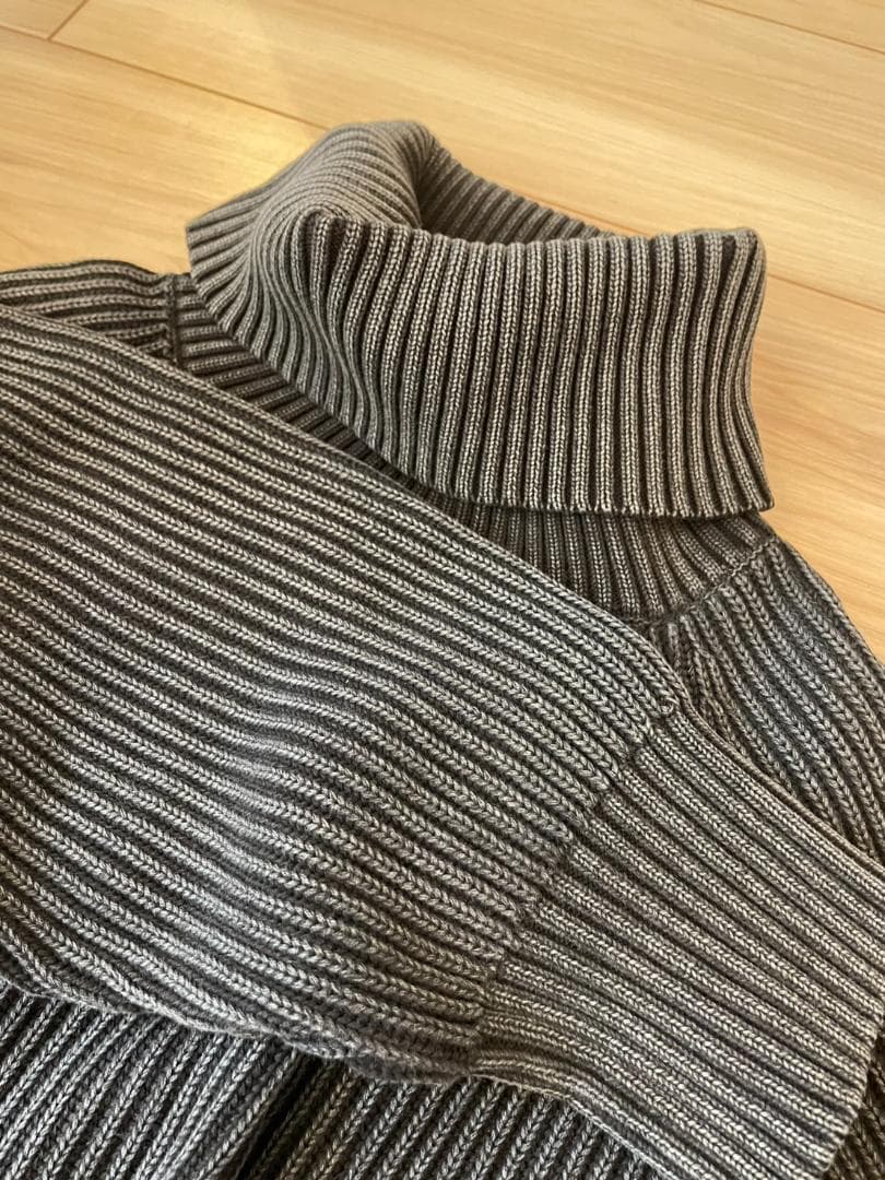 BTMK ダークグレー タートルネック セーター