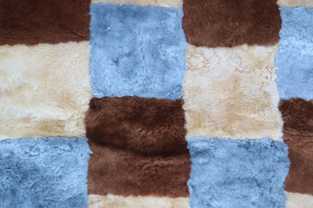 ムートンラグ・カーペット　200x200cm 少々難あり