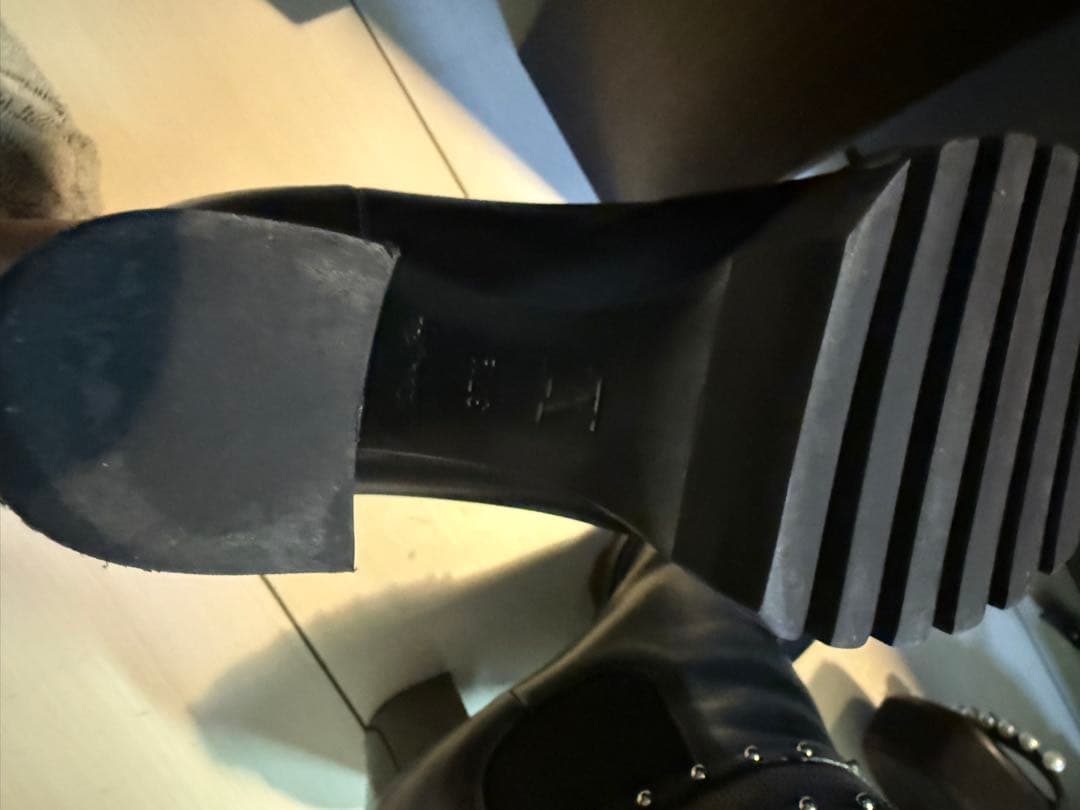 ルイヴィトン　スタッズ付きブーツ