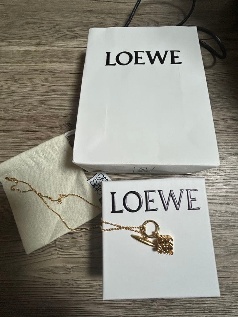 LOEWE ゴールドペンダント ネックレス