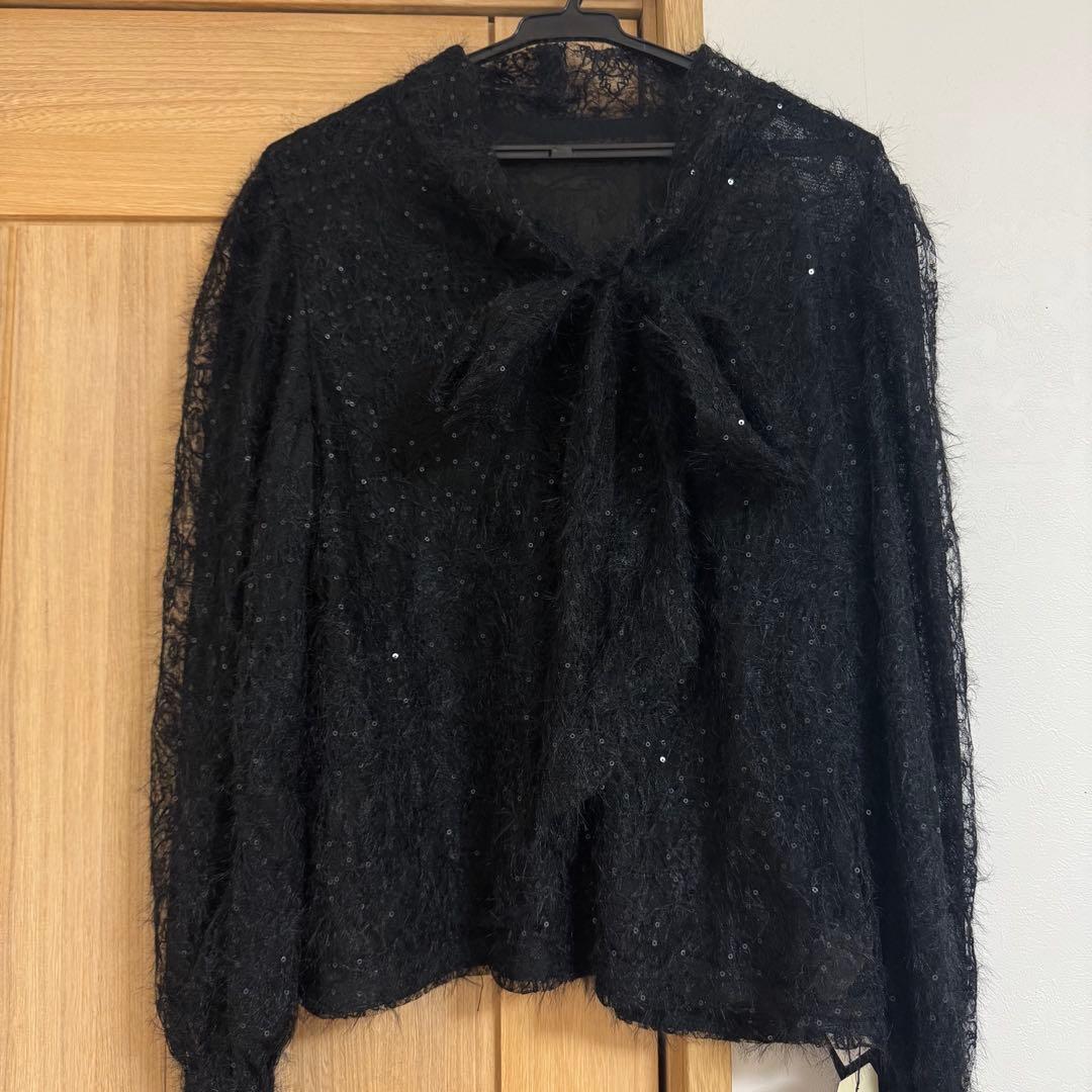 【新品未使用・タグ付き】Olu. スパンコールレースリボンタイブラウス