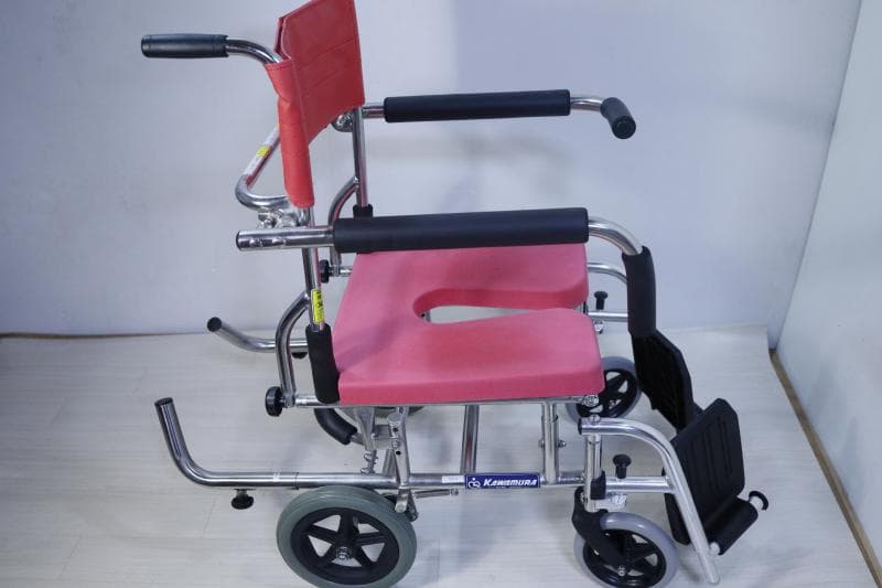 ◆カワムラサイクル シャワー用車椅子 KS10（クリありシートタイプ）