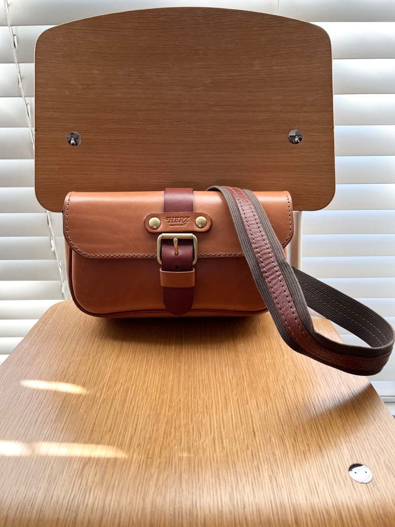 HERZ 一本ベルトのクラシックボディバッグ（F-4)