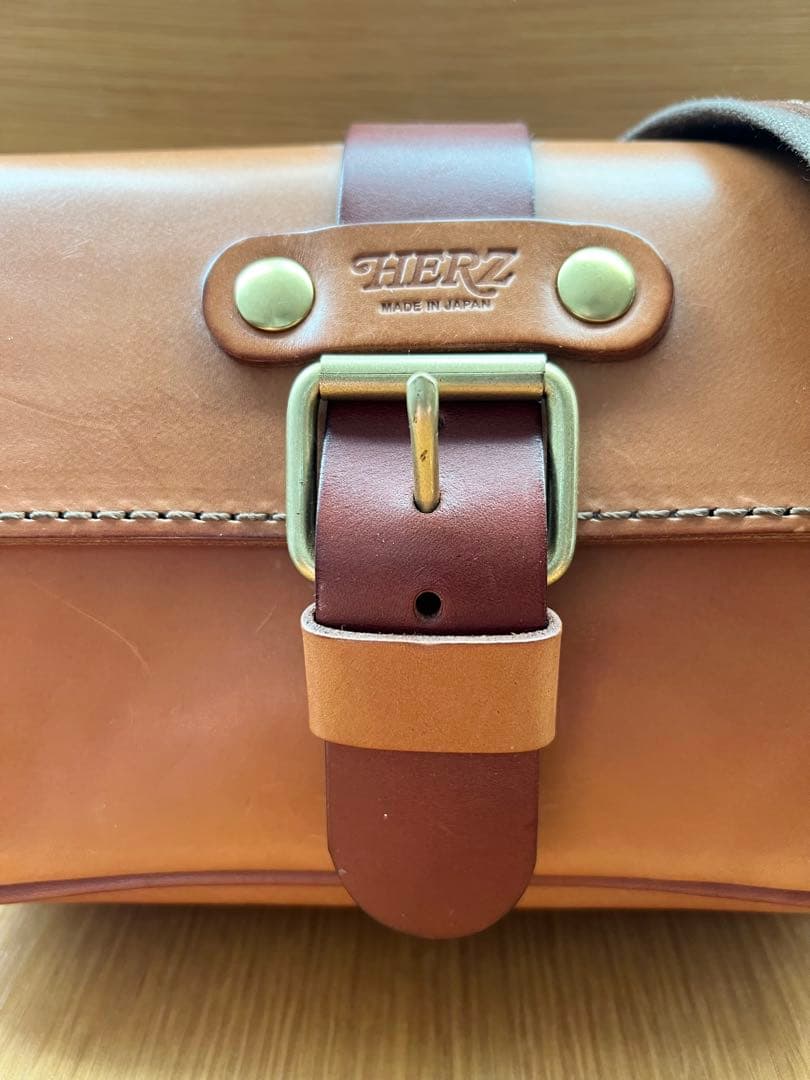 HERZ 一本ベルトのクラシックボディバッグ（F-4)