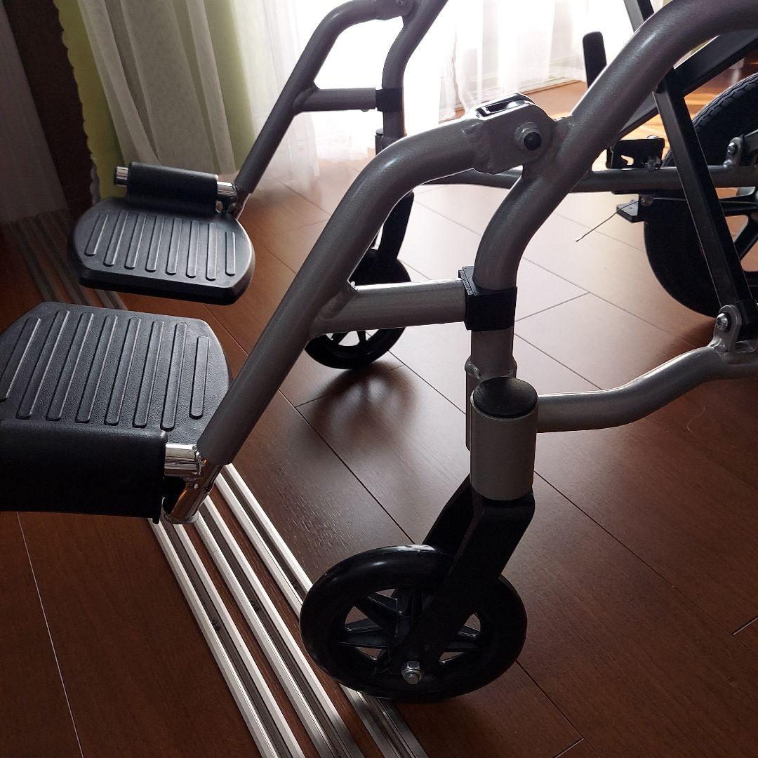 青い介助用車椅子 クッション付き