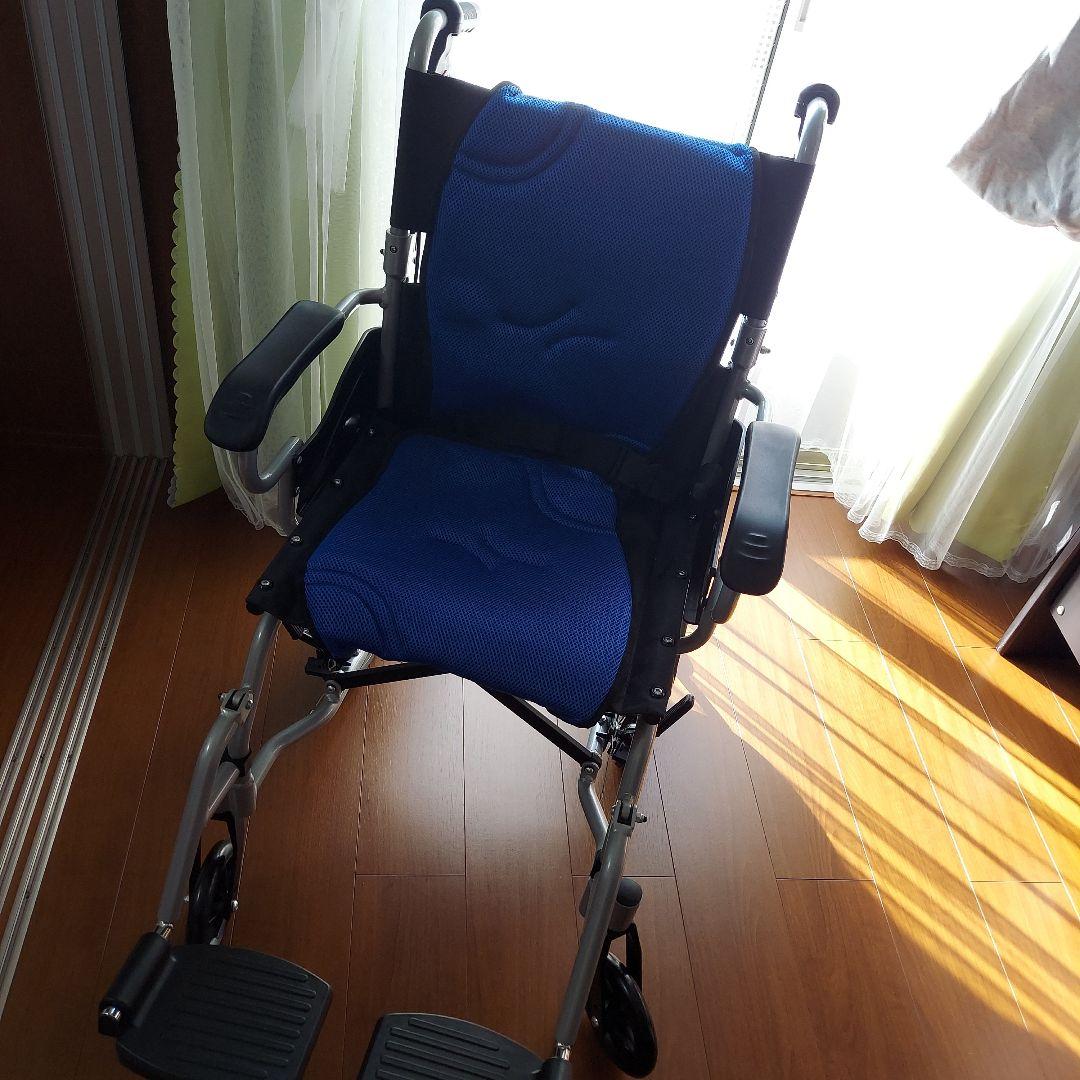 青い介助用車椅子 クッション付き