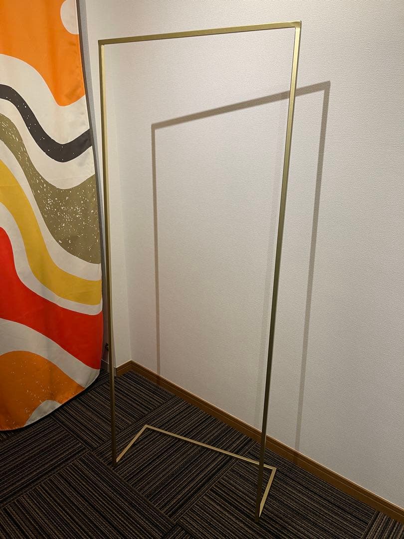 ゴールドフレームハンガーラック