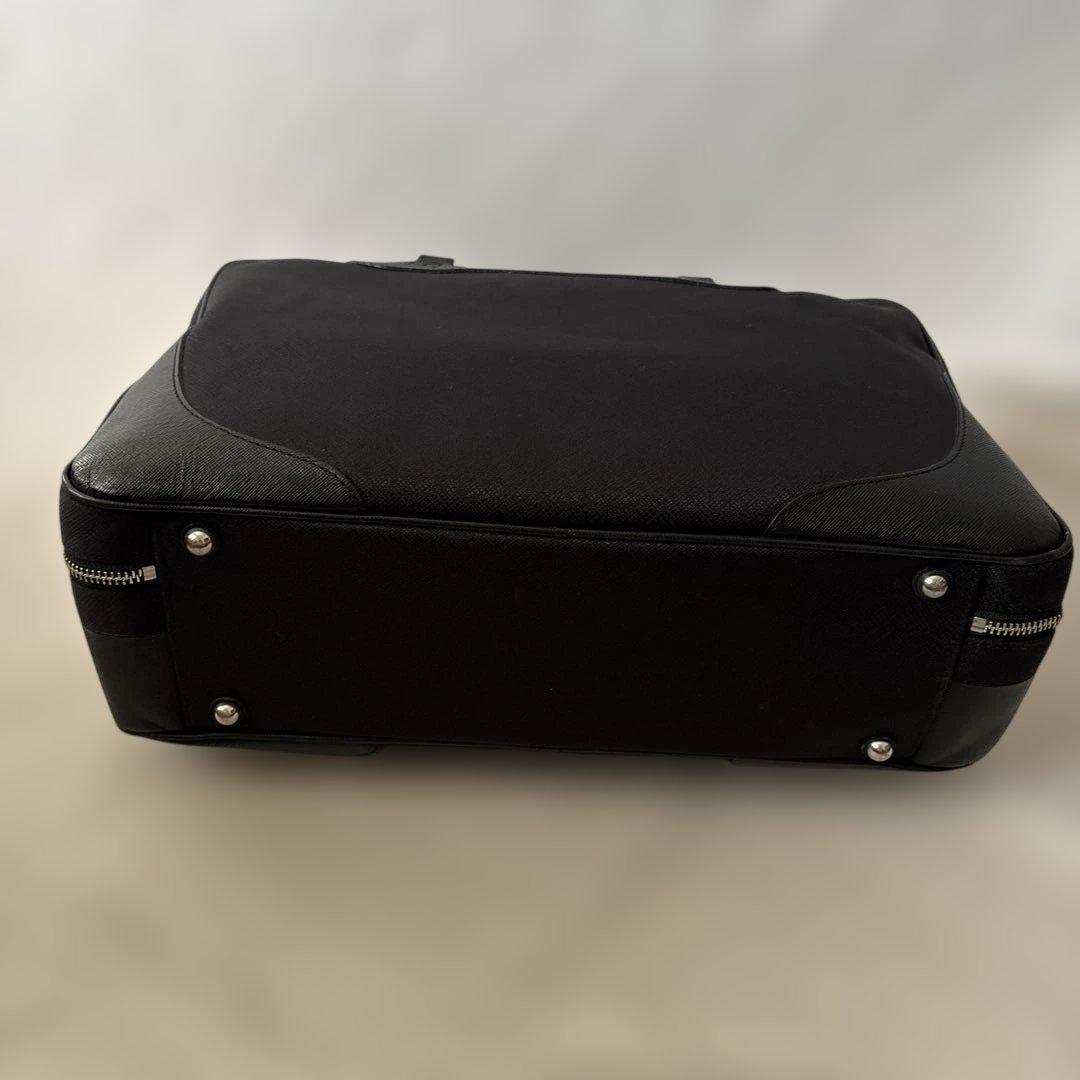 人気✨ペッレモルビダ　ビジネスバッグ 黒　レザー　2層　パソコン収納可能