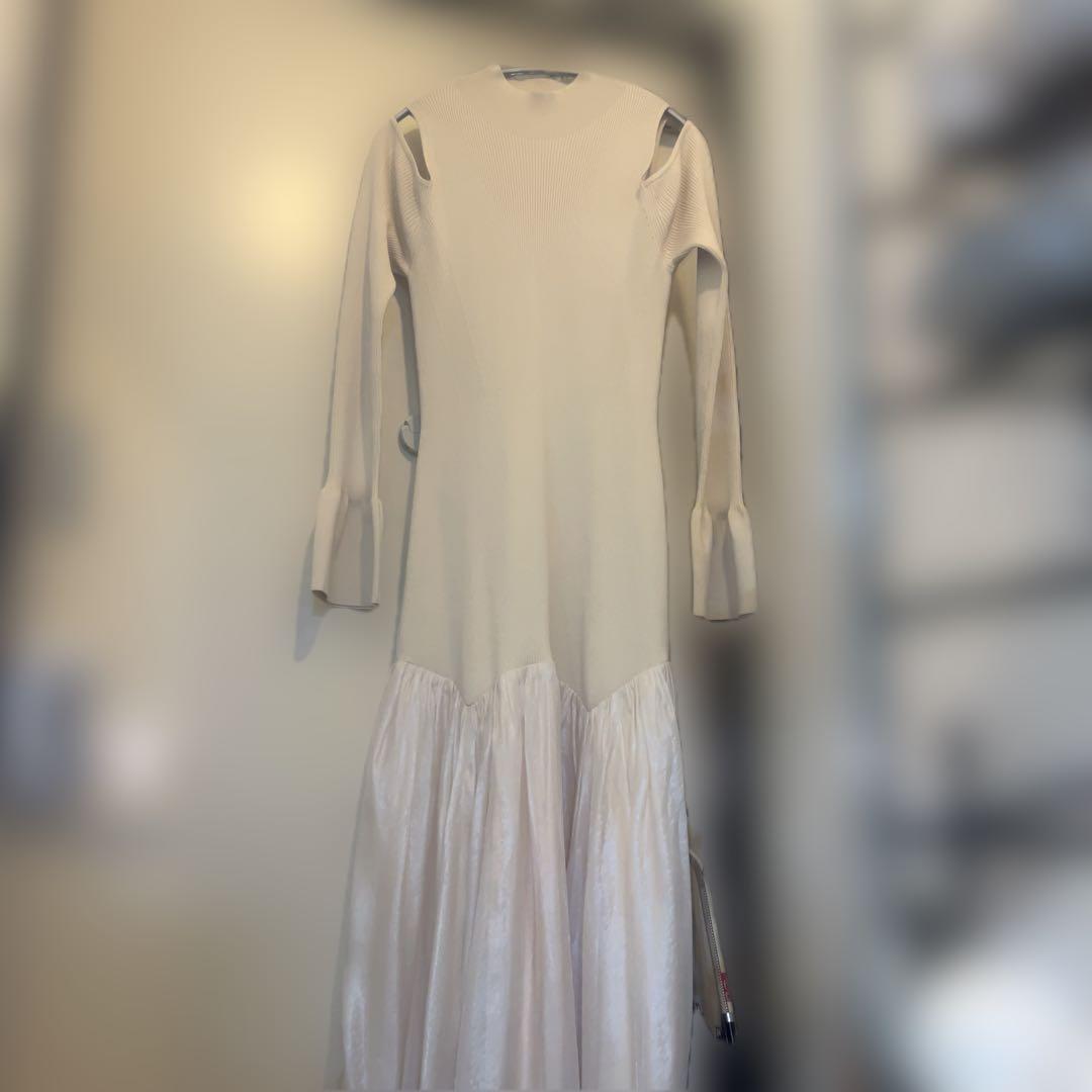 スナイデル　Sustainableコールドショルダーニットワンピース