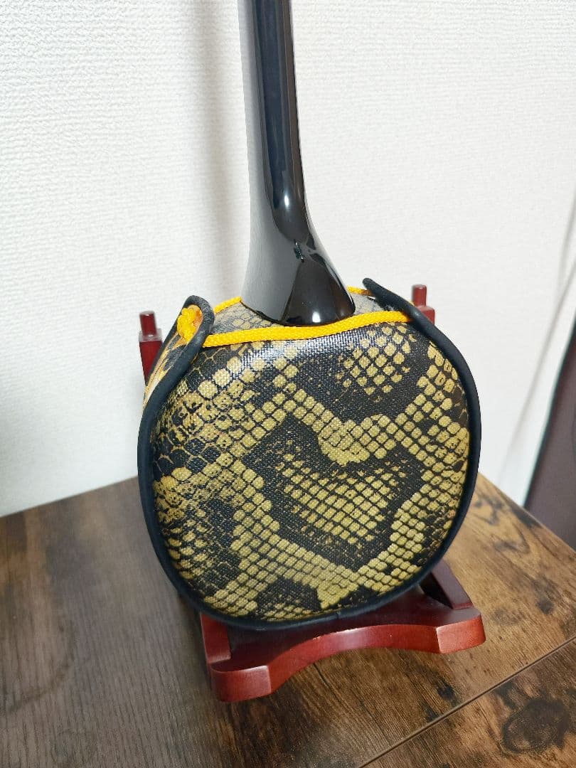 ヘビ柄三線 本体　けーです。