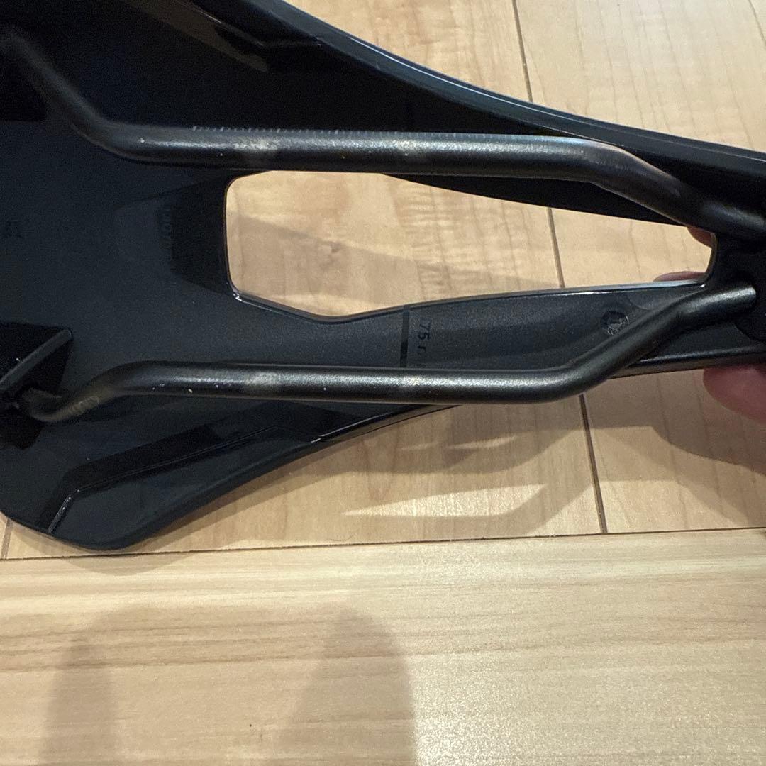 フィジーク　サドル　Argo Vento R3