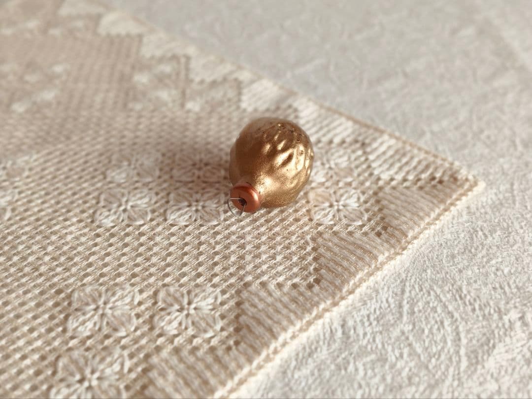 【たし1012さま】vintage ❀ マットゴールドの クルミオーナメント