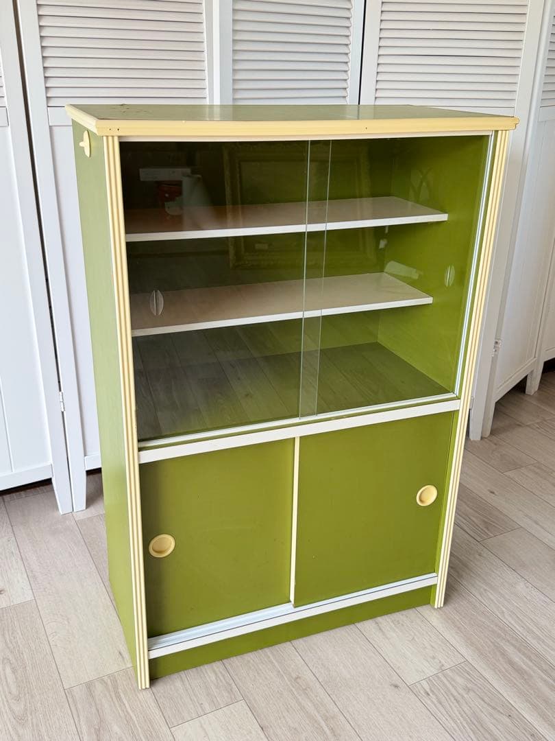 昭和レトロ 食器棚 ガラスキャビネット 小箪笥 ガラス棚 レトロポップ 抹茶色