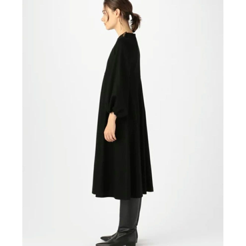 トゥモローランド　シルキーダブルフェイス クルーネックフレアワンピース　黒