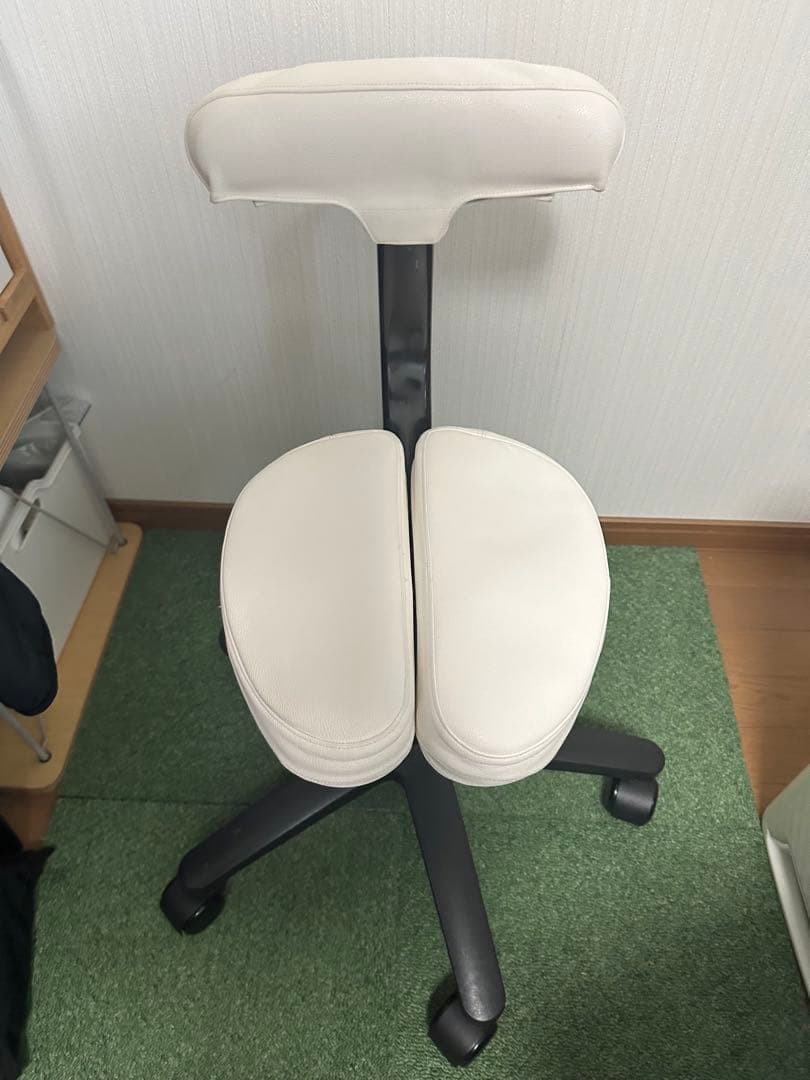 【アーユルチェア】姿勢矯正用ホワイトチェア　難あり