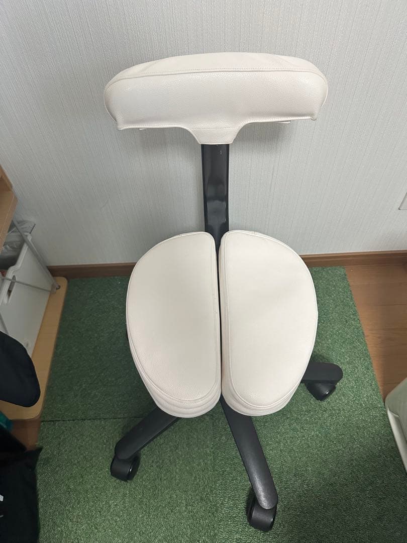 【アーユルチェア】姿勢矯正用ホワイトチェア　難あり