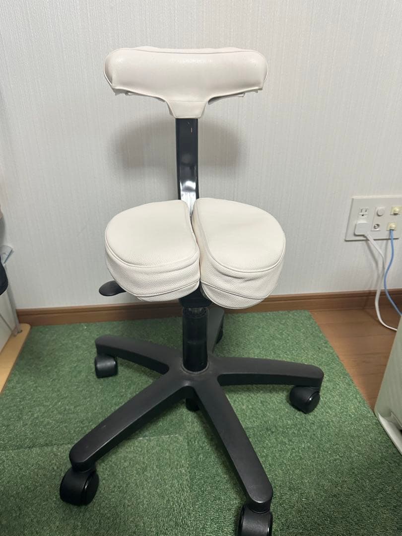 【アーユルチェア】姿勢矯正用ホワイトチェア　難あり
