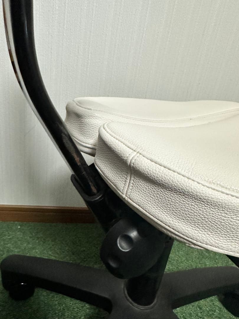 【アーユルチェア】姿勢矯正用ホワイトチェア　難あり