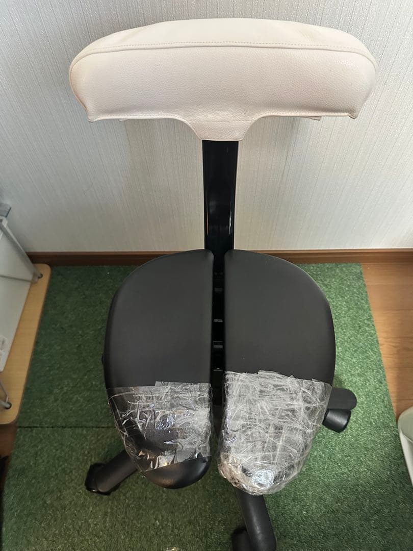 【アーユルチェア】姿勢矯正用ホワイトチェア　難あり