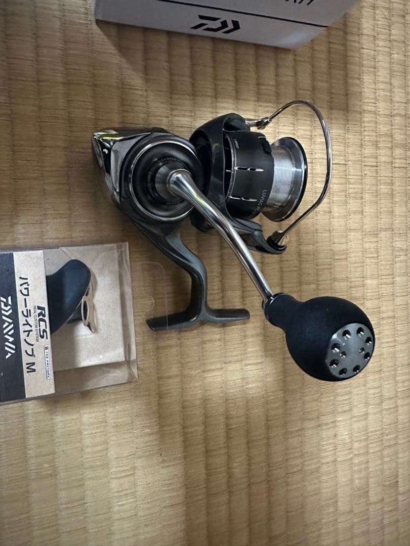 【美品】ダイワ 24ルビアスPC LT3000S-XH RCSノブ付き