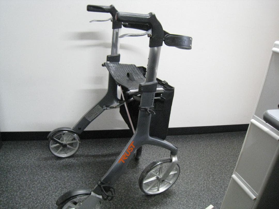 トラストケアウォーカー レッツフライ 竹虎 グレー カラー バッグ付き ①