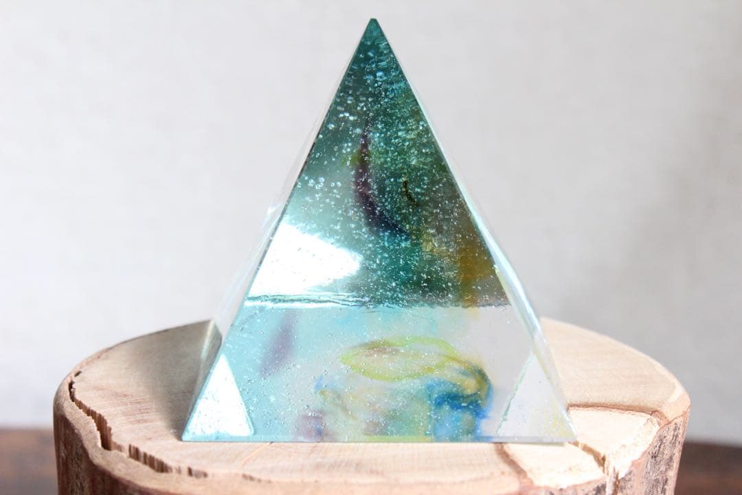 シエラネバダ産アンダラクリスタル　ピラミッド　マルチカラー　ブルー系