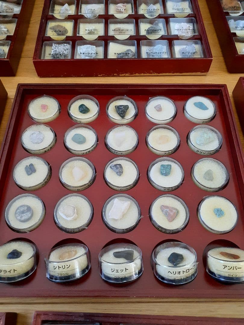 ディアゴスティーニ　トレジャーストーン　鉱石標本セット 木製収納ケース付き