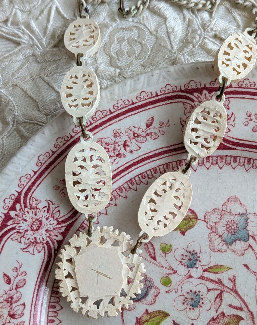 セルロイド ネックレス アイボリーカラーラインストーン透かし ミッドセンチュリー