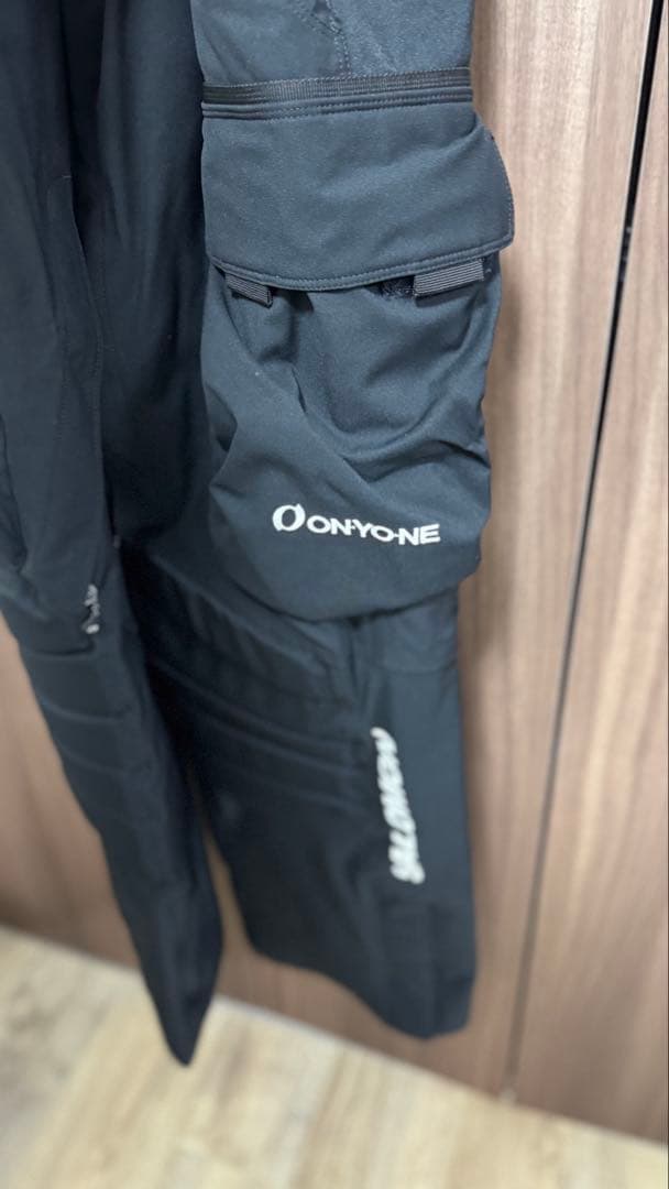 今シーズンモデル　オンヨネスキーウェア 上下　サロモンプリント入り