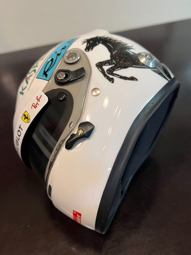 （美品）F1 Ferrari セバスチャンベッテル 直筆サイン入り1/2