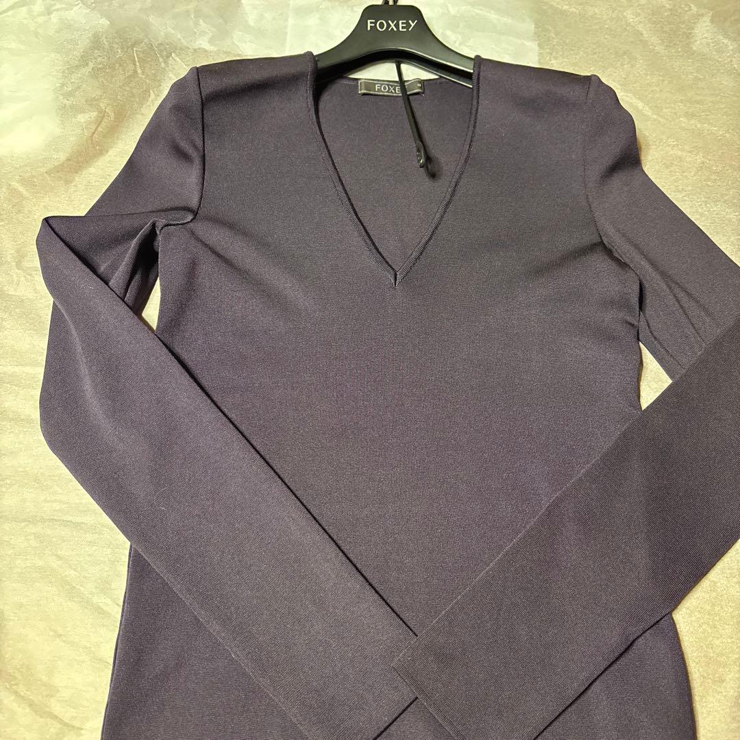 FOXEY ダークパープル Vネック長袖トップス
