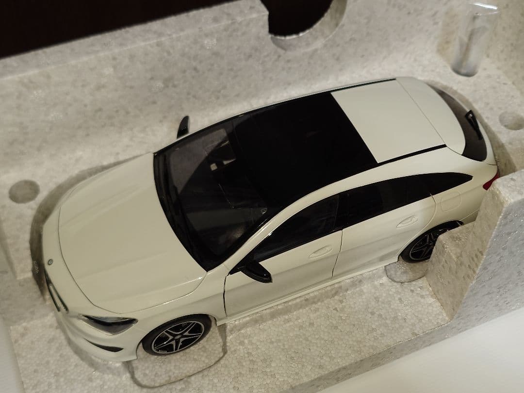メルセデスベンツ CLAシューティングブレーク 1/18 ミニカー ホワイト