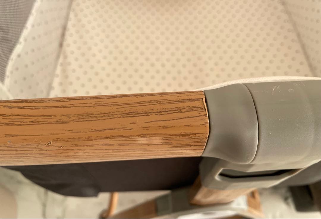 グレーのベビーベッド 高さ調整可能