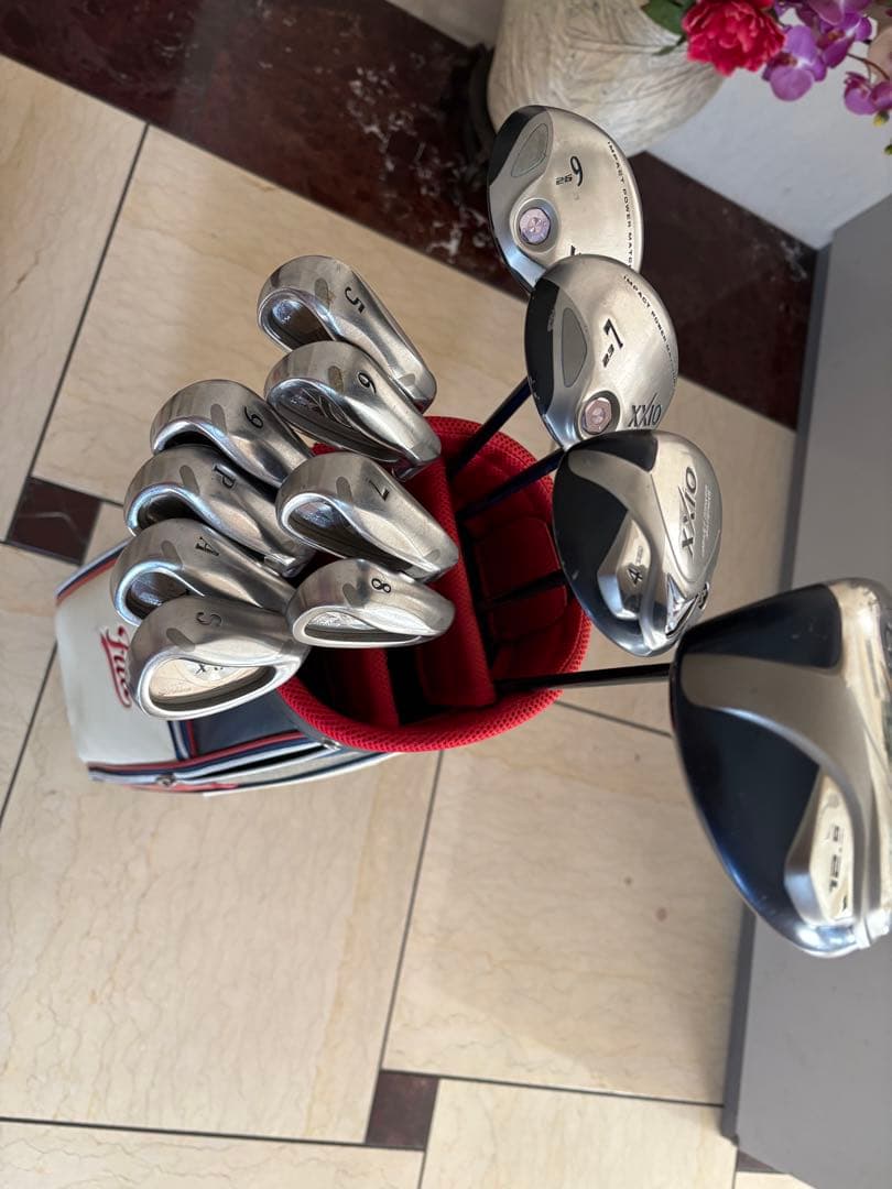 お買得品ゼクシオレディース12本セット【ドライバー、ウッド4本、アイアン8本】