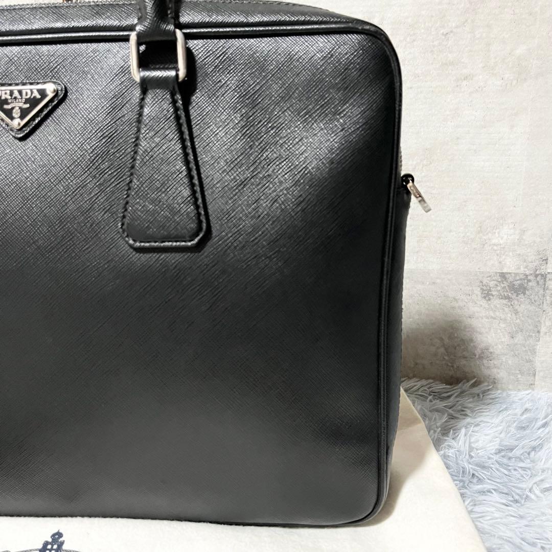 美品　PRADA 現行　ビジネスバッグ　サフィアーノレザー 三角ロゴ　黒