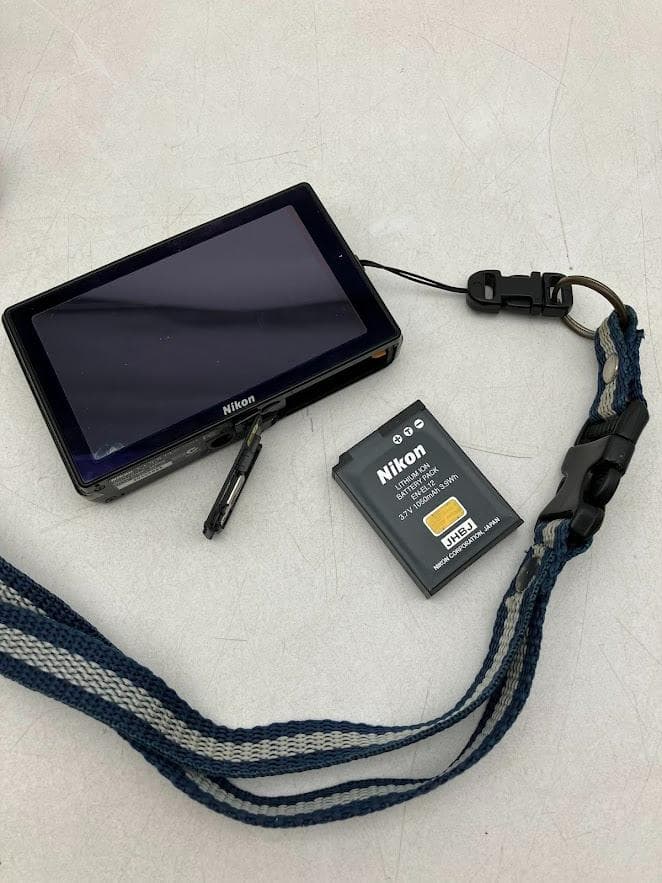 Nikon COOLPIX S70 本体と付属品