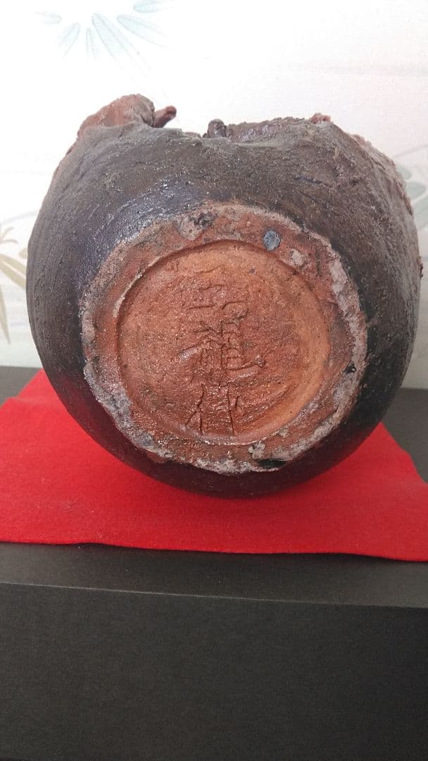 茶色の存在感ある壺(一輪挿し)