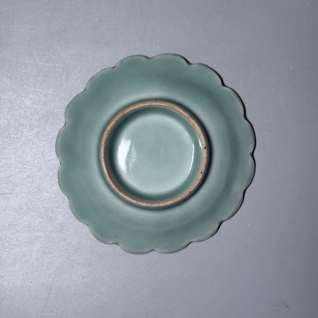 後期鍋島　渦巻文陽刻輪花小皿　奇跡の5枚揃　掲載　「通観　鍋島青磁」　同手掲載