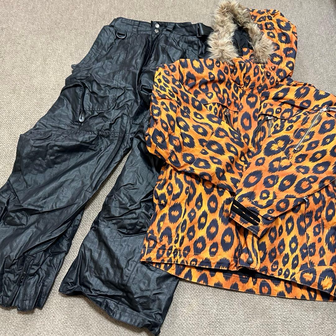 スノボ ウェアー ヒョウ柄フード付きジャケットとカーゴパンツセット おまけ付き