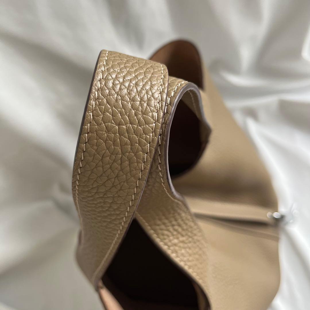 【美品】楽天 4Uキューブバッグ ｍｍ　本革　シルバーカデナ　グレージュ