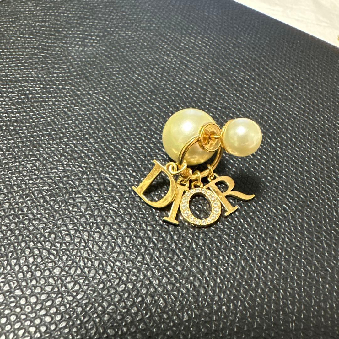 Dior 片耳用パールピアス ロゴチャーム付き