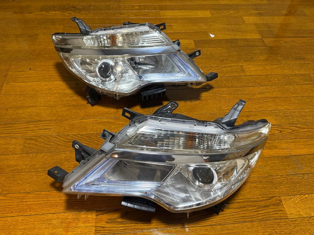 Nissan セレナC26 ヘッドライト　後期