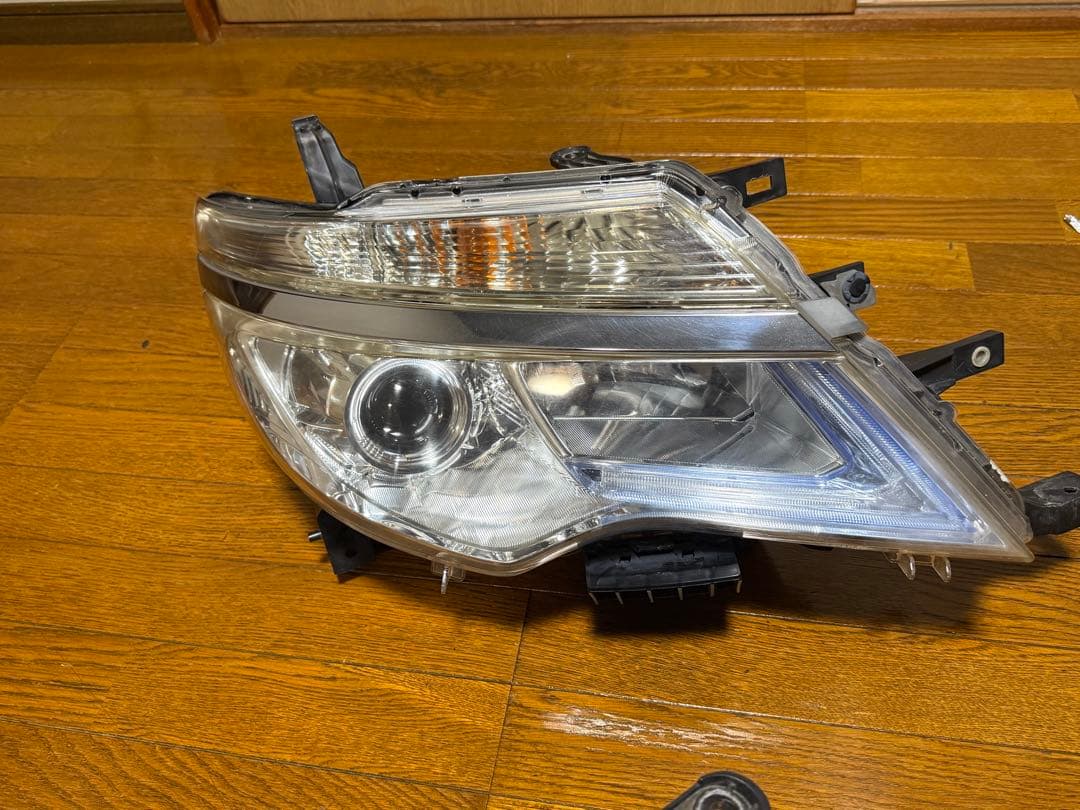 Nissan セレナC26 ヘッドライト　後期