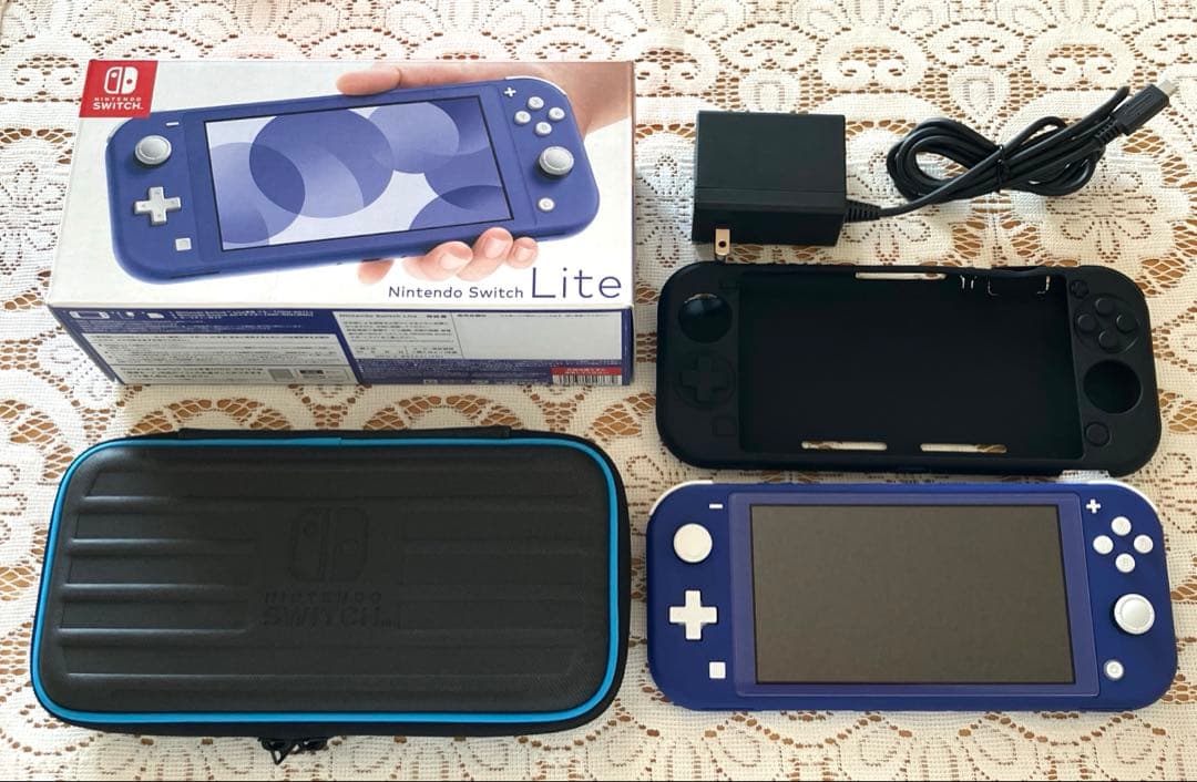 じ*ん様 【美品】SwitchLite 本体 公式キャリングケース付き